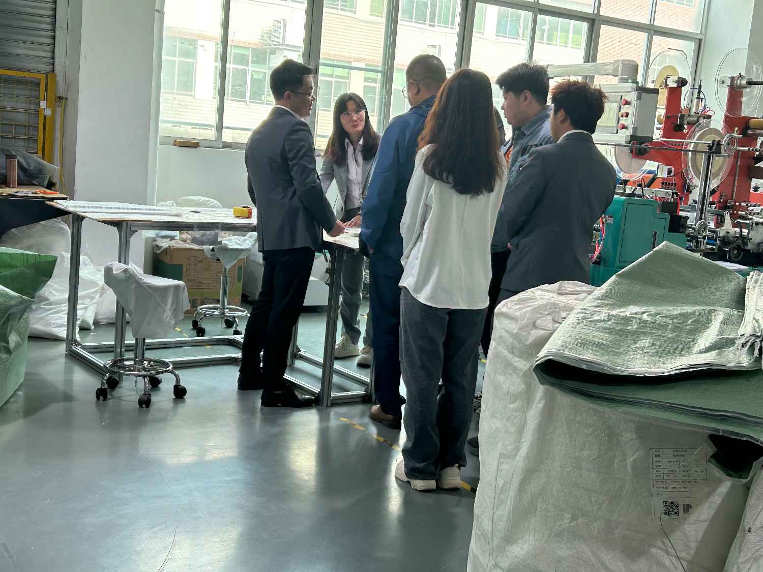 國際合作伙伴深度考察，共謀發(fā)展 —— 外國客戶訪問久信達科技生產(chǎn)車間(圖3)