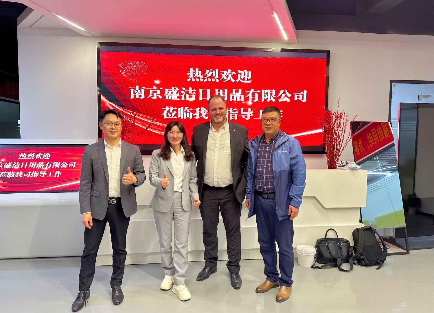 國際合作伙伴深度考察，共謀發(fā)展 —— 外國客戶訪問久信達科技生產(chǎn)車間(圖1)
